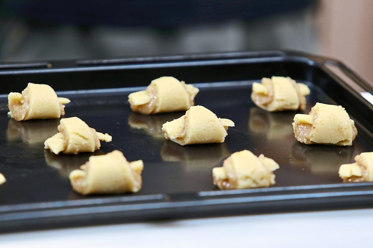 Place each cookie about 5cm apart and bake for about 12 minutes, then remove from oven and immediately lift from tray before the sugar hardens.